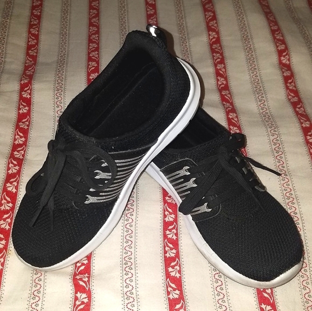 The Children's Place boys tennis shoes EUC